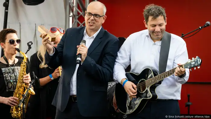 演唱《站在我身旁》（Stand by me）：社民党主席克林贝尔（Lars Klingbeil）和社民党市长博文舒尔特（Andreas Bovenschulte）在竞选中用音乐为自己拉票
