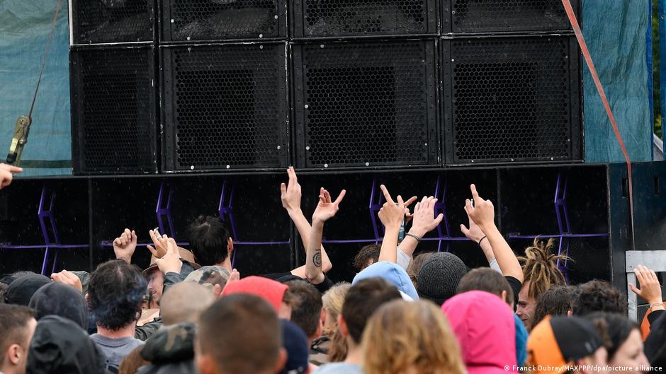 Thousands descend on French village for illegal 'Teknival' – DW – 05/20/2023 - Vimarsana News