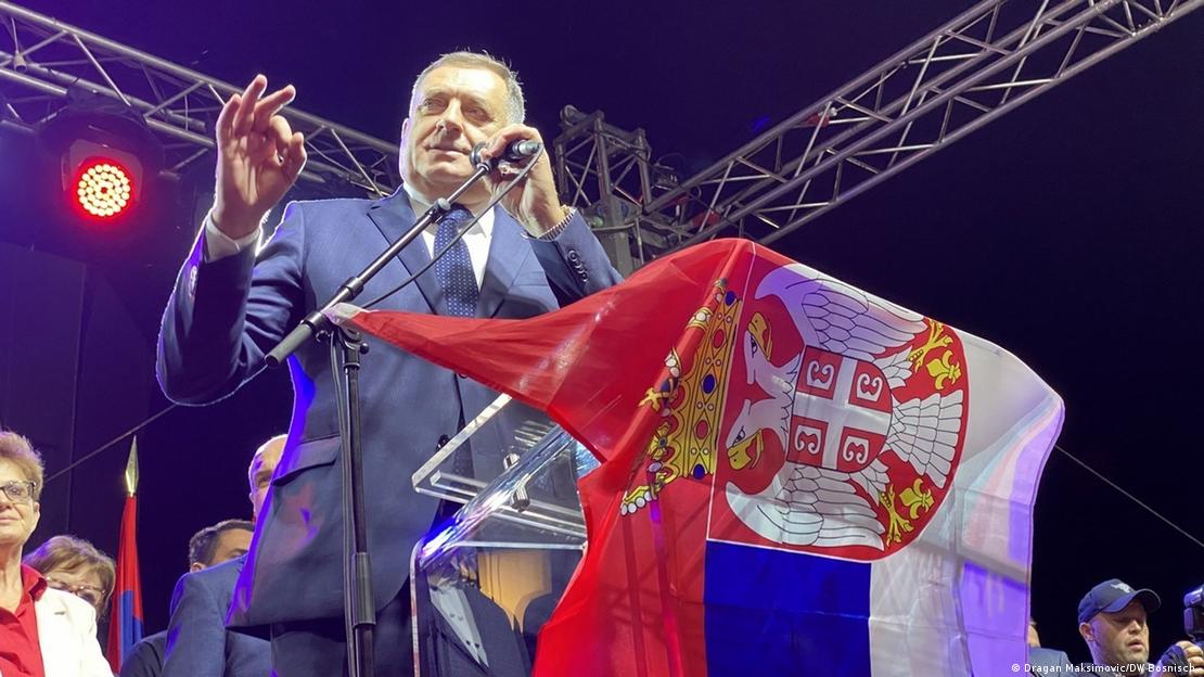 Milorad Dodik në Banja Luka para flamurit serb