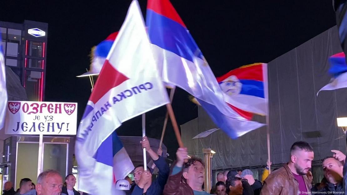 SNS zastava na protestima opozicije u Banjaluci nakon izbora u oktobru