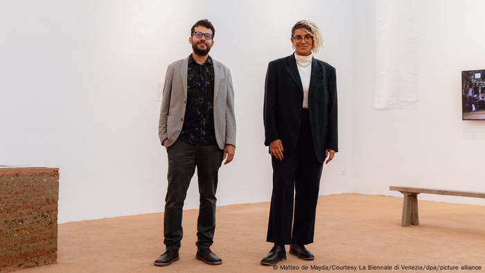 Curadores Paulo Tavares e Gabriela de Matos no pavilhão Terra, agraciado com o Leão de Ouro em Veneza