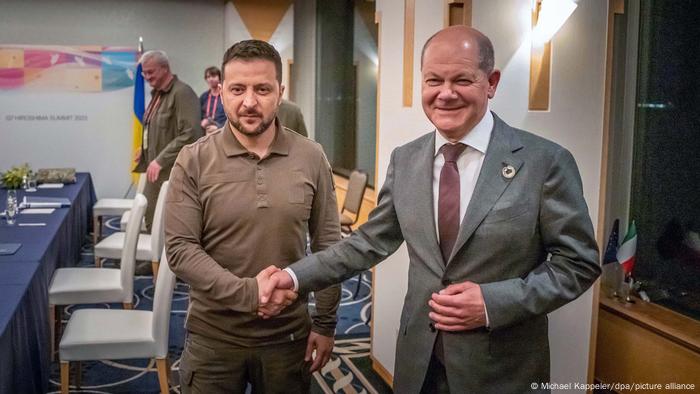 En el segundo día de la Cumbre del G7, el Canciller alemán Olaf Scholz se despide del presidente ucraniano Volodimir Selenski en el Hotel Prince, en Hiroshima.