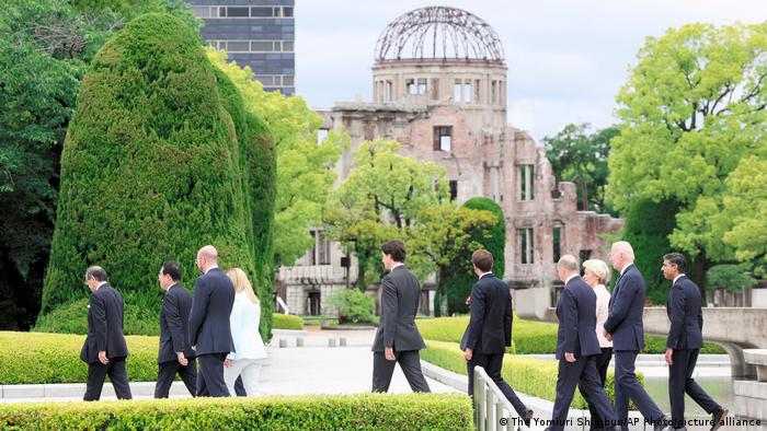 Japan G7 Gipfel in Hiroshima | Premier Fumio Kishida und G7-Gäste im Peace Memorial Park (19.05.2023)