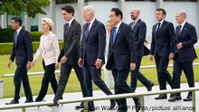 19/05/2023**From left, British Prime Minister Rishi Sunak, European Commission President Ursula von der Leyen, Canadian Prime Minister Justin Trudeau, U.S. President Joe Biden, Italian Premier Giorgia Meloni, Japan's Prime Minister Fumio Kishida, European Council President Charles Michel, French President Emmanuel Macron and German Chancellor Olaf Scholz walk to a flower wreath laying ceremony at the Hiroshima Peace Memorial Park in Hiroshima, Japan, Friday, May19, 2023, during the G-7 Summit. (AP Photo/Susan Walsh, POOL)