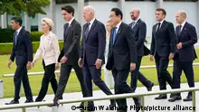 19/05/2023**From left, British Prime Minister Rishi Sunak, European Commission President Ursula von der Leyen, Canadian Prime Minister Justin Trudeau, U.S. President Joe Biden, Italian Premier Giorgia Meloni, Japan's Prime Minister Fumio Kishida, European Council President Charles Michel, French President Emmanuel Macron and German Chancellor Olaf Scholz walk to a flower wreath laying ceremony at the Hiroshima Peace Memorial Park in Hiroshima, Japan, Friday, May19, 2023, during the G-7 Summit. (AP Photo/Susan Walsh, POOL)
