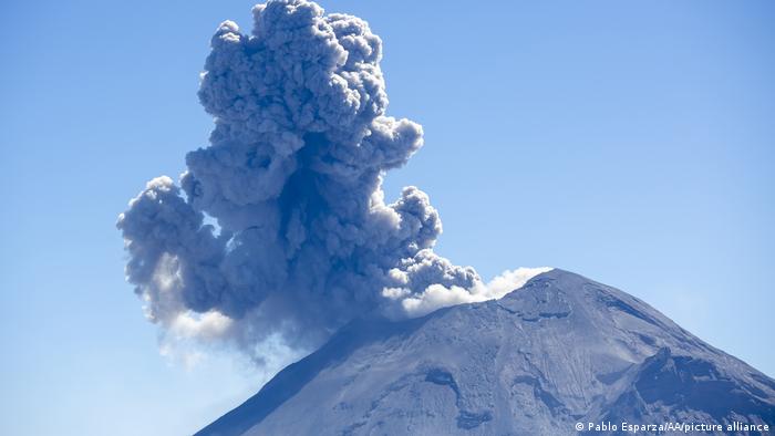 Se ve salir humo y ceniza del cráter del volcán.