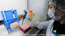 DIESES FOTO WIRD VON DER RUSSISCHEN STAATSAGENTUR TASS ZUR VERFÜGUNG GESTELLT. [RUSSIA, ST PETERSBURG - MARCH 30, 2023: A lab technician in an experimental virology laboratory at Saint-Petersburg Pasteur Institute of Epidemiology and Microbiology. The laboratory carries out research for new inhibitors of viral infections to develop medication based on them, and research into prevention of viral infections. Alexander Demianchuk/TASS]