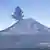 Una columna de humo y cenizas emerge del cráter del volcán Popocatépetl. (Archivo 24.01.2023)