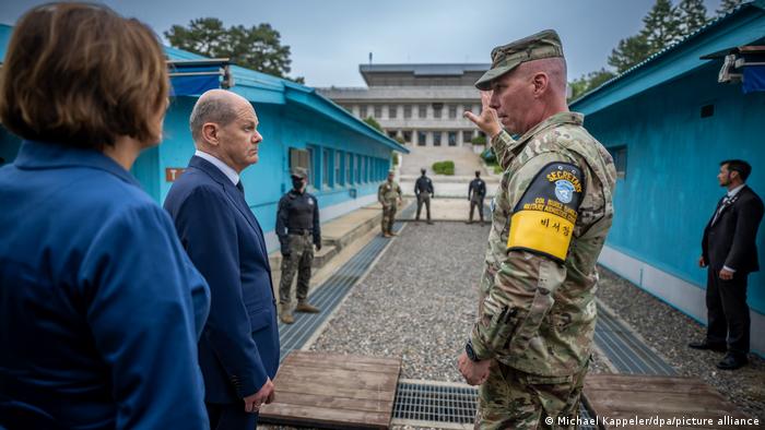 德国总理及其夫人访问了非军事区边界的蓝色兵营