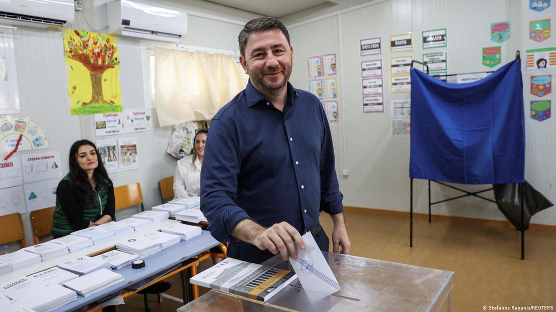 Ο Νίκος Ανδρουλάκης στο εκλογικό τμήμα