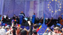 Veranstaltung am 21.5.2023 in Chisinau - Versammlung Europäisches Moldau. Auf der Bühne sind die Präsidentin des Europäischen Parlamentes Roberta Metsola und die Präsidentin der Republik Moldau Maia Sandu zu sehen. In den anderen Bildern sind Teilnehmer an der Versammlung.
