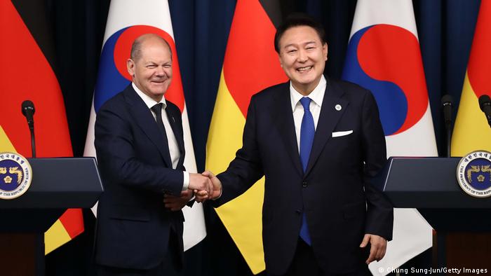 5月21日，德国总理肖尔茨（左）在首尔会见韩国总统尹锡悦（右）