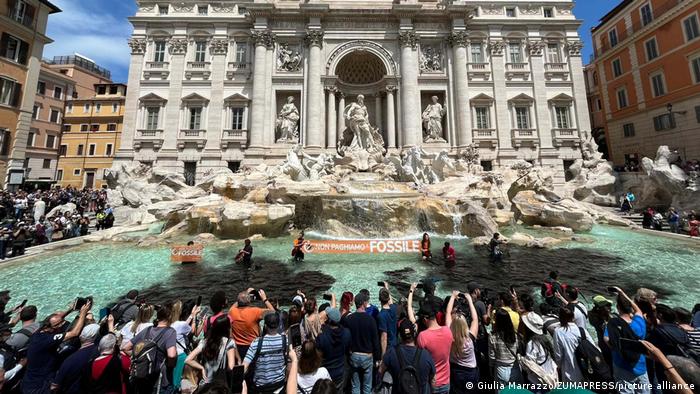 Italien | Protest Letzte Generation | Fontana di Trevi in Rom mit schwarzer Flüssigkeit