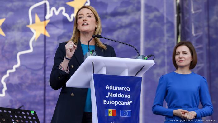 欧洲议会议长梅措拉在集会上发言支持摩尔多瓦加入欧盟。