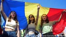 21/05/2023Women hold a Moldovan flag during a rally to support the European path of the country, in Chisinau, Moldova May 21, 2023. REUTERS/Vladislav Culiomza