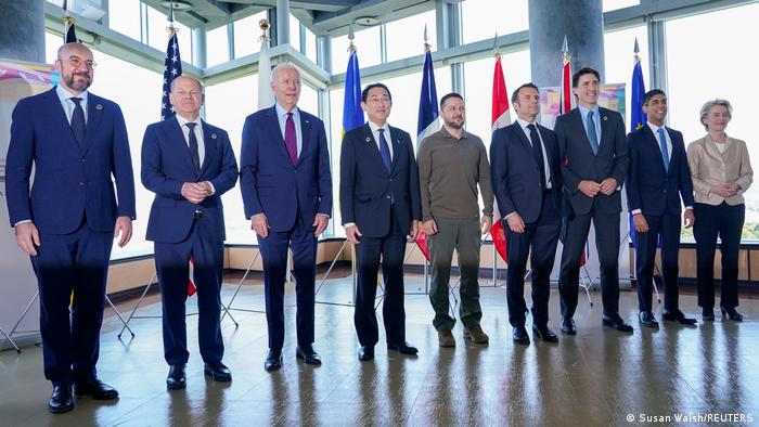Acht Männer und eine Frau stehen in einer Reihe nebeneinander; Teilnehmende des G7-Gipfeltreffens in Hiroshima