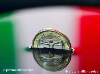 ILLUSTRATION: Eine italienische Ein-Euro-Münze ist am Montag (11.07.2011) in Frankfurt (Oder) in einer Schale halb unter Wasser zu sehen, in der sich die Nationalfarben von Italien spiegeln. Die Euro-Finanzminister beraten in Brüssel darüber, wie die Krise eingedämmt werden kann. Nicht nur das krisengeschüttelte Griechenland, sondern auch Italien macht die Märkte nervös. Foto: Patrick Pleul dpa/lbn +++(c) dpa - Bildfunk+++