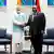 印度总理莫迪（左）22日会晤巴布亚新几内亚总理马拉佩。