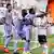 Real Madrids Vinicius Junior geht mit ausgestrecktem Finger auf die Tribüne hinter dem Tor zu, während sein Mitspieler Antonio Rüdiger versucht, ihn zurückzuhalten