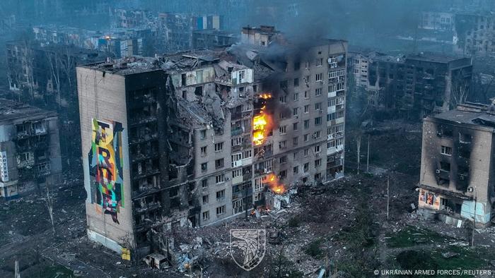 Zerstörte, verkohlte Wohnhäuser, in einem brennt es noch