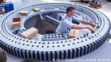 30.06.2022+++ Rostock, Mitarbeiter Tony Maas arbeitet in der Montagehalle des Windenergieanlagenbauers eno energy am Azimutlager, dem drehbaren Lager einer Windkraftanlage. Eno energy entwickelt und baut mit aktuell rund 250 Mitarbeitern und hat seit 2014 insgesamt 380 Windenergieanlagen ausgeliefert.