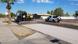 Varios trabajadores colocan un "pavimento fresco" de color más claro para ayudar a combatir los impactos del calor, en Phoenix, Arizona, EE. UU.
