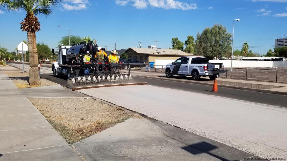 El departamento de Transporte Urbano de Pheonix, en Estados Unidos, rocía pavimento de color claro sobre el asfalto. 