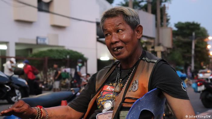 Thailand Bangkok | Portrait von Motorradtaxifahrer Chedsak