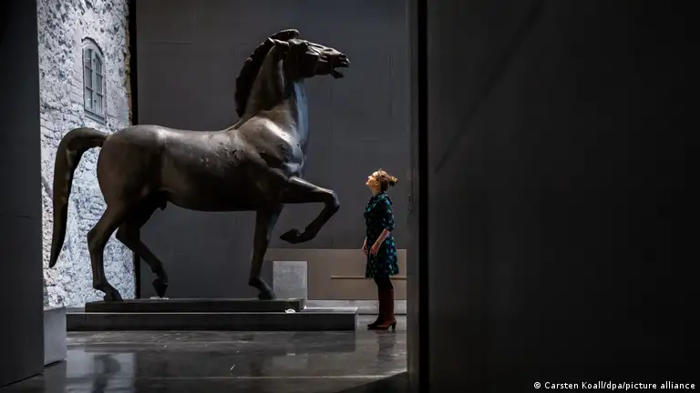 Hitler's bronze stallions unveiled in Berlin