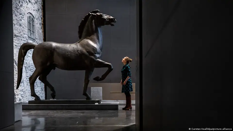 Hitler's bronze stallions unveiled in Berlin