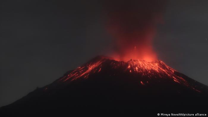 El volcán Popocatépetl, de 5.452 metros sobre el nivel del mar, es monitoreado permanentemente ante el riesgo que representa su actividad para la población que vive en zonas cercanas.