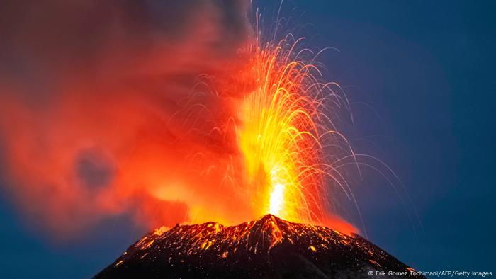 Светящиеся материалы, пепел и дым извергаются из вулкана Попокатепетль, вид из муниципалитета Сантьяго-Халицинтла в штате Пуэбла, Мексика.