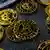Монеты, символизирующие биткоин