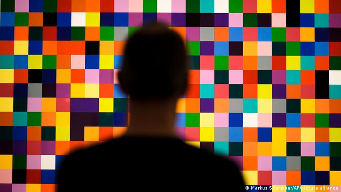 Silueta de una persona frente a un cuadro de Gerhard Richter.