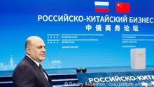 23.5.2023, Shanghai***
DIESES FOTO WIRD VON DER RUSSISCHEN STAATSAGENTUR TASS ZUR VERFÜGUNG GESTELLT. [CHINA, SHANGHAI - MAY 23, 2023: Russia's Prime Minister Mikhail Mishustin arrives for the Russia-China Business Forum plenary session at The Grand Walls. Dmitry Astakhov/POOL/TASS]