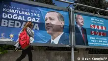 28.4.2023, Saniliurfa***
A woman walks past billboards, one reading 1 year free natural gas in residences for the kitchen and hot water with the portrait of Turkish President Recep Tayyip Erdogan (L) and another with the portrait of Republican People's Party (CHP) leader and presidential candidate, Kemal Kilicdaroglu (R) reading My promise to you in Sanliurfa, south-eastern Turkey on April 28, 2023. (Photo by OZAN KOSE / AFP)
