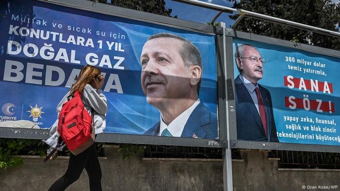 In der südostanatolischen Stadt Urfa hängen zwei große Plakate; Das linke zeigt den amtierenden türkischen Präsidenten. Auf dem rechten ist der Kandidat der Opposition Kilicdaroglu zu sehen. 