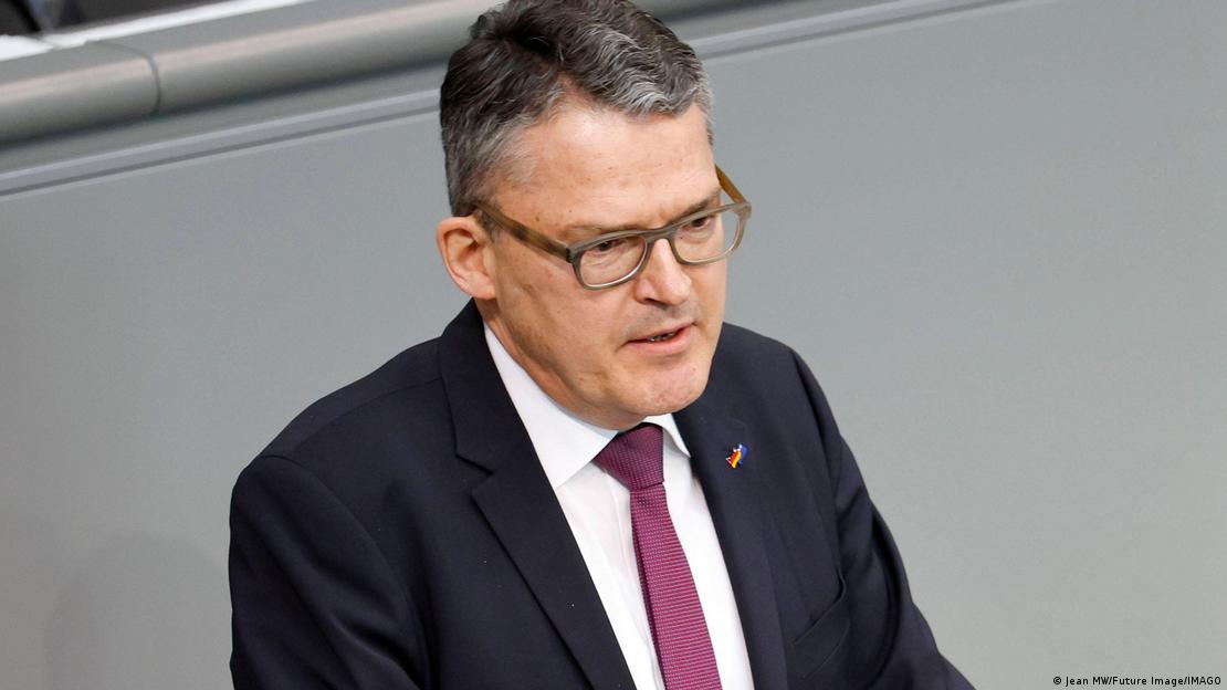 Roderich, Kiesewetter, politikani i CDU kërkon më shumë mbështetje ushtarake për Ukrainën, Kieswetter me syze, kostum të errët flet në Bundestag