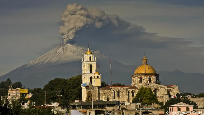 Вулкан Попокатепетль в Мексике извергает пепел из Сан-Дамиан-Тексолок в штате Тласкала, Мексика.