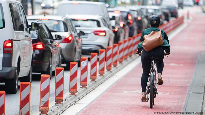 Deutschland | Fahrradfahrerin fährt auf einer Fahrradspur in Frankfurt am Main