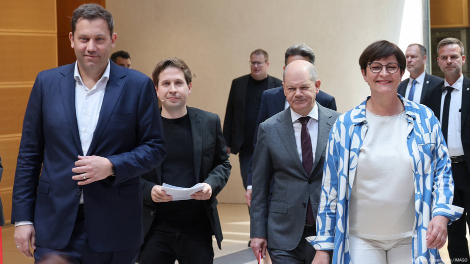 Deo Rukovodstva SPD-a: Kevni Kinert (sa paprima u ruci) poredi Olafa Šolca (maja 2023.)