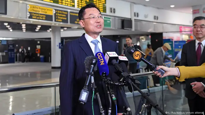 中國駐美大使謝鋒5月抵美赴任時在機場受訪。