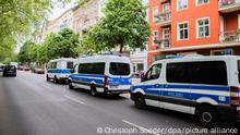 24.05.2023+++ Polizeifahrzeuge stehen bei einer Hausdurchsuchung in Berlin-Kreuzberg in einer Straße. Polizei und Staatsanwaltschaft haben im Zuge eines Ermittlungsverfahrens zu Mitgliedern der Letzten Generation 15 Objekte in sieben Bundesländern durchsucht. +++ dpa-Bildfunk +++