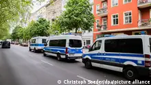 24.05.2023+++ Polizeifahrzeuge stehen bei einer Hausdurchsuchung in Berlin-Kreuzberg in einer Straße. Polizei und Staatsanwaltschaft haben im Zuge eines Ermittlungsverfahrens zu Mitgliedern der Letzten Generation 15 Objekte in sieben Bundesländern durchsucht. +++ dpa-Bildfunk +++