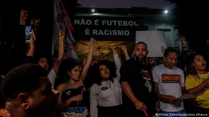 Demonstranten von antirassistischen sozialen Bewegungen versammeln sich vor dem spanischen Generalkonsulat in Sao Paulo, um gegen die rassistischen Angriffe auf den brasilianischen Spieler Vinicius Junior von Real Madrid zu protestieren