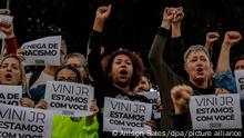 23.05.2023, Brasilien, Sao Paulo: Demonstranten von antirassistischen sozialen Bewegungen versammeln sich vor dem spanischen Generalkonsulat, um gegen die rassistischen Angriffe auf den brasilianischen Spieler Vinicius Junior von Real Madrid zu protestieren. Foto: Allison Sales/dpa +++ dpa-Bildfunk +++