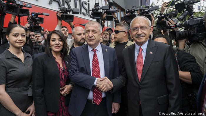 Von links ist die dritte Person der Vorsitzende der rechtspopulistischen Partei des Sieges Ümit Özdag, neben ihm steht der Oppositionskandidat Kemal Kilicdaroglu, beide sind umgeben von Menschen. 