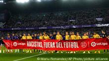 23.05.2023+++ Players show a banner reading in Spanish, Racists, keep out of soccer before the Spanish La Liga soccer match between Valladolid and FC Barcelona at the Jose Zorrilla stadium in Valladolid, Spain, Tuesday, May 23, 2023. Repeated racist insults against Real Madrid's Brazilian soccer star Vincius Junior have unleashed a heated debate in Spain about tolerance for racism in a society that is becoming rapidly more diverse on and off the field. (AP Photo/Manu Fernandez)