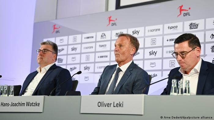Axel Hellmann, Hans-Joachim Watzke, und Oliver Leki bei der Pressekonferenz nach der DFL-Mitgliederversammlung
