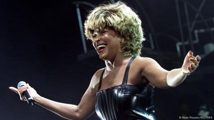 Tina Turner agradece al público tras actuar en la noche de clausura de su gira de conciertos Twenty Four Seven, en el estadio Arrowhead Pond de Anaheim, California. (Archivo 06.12.2000)